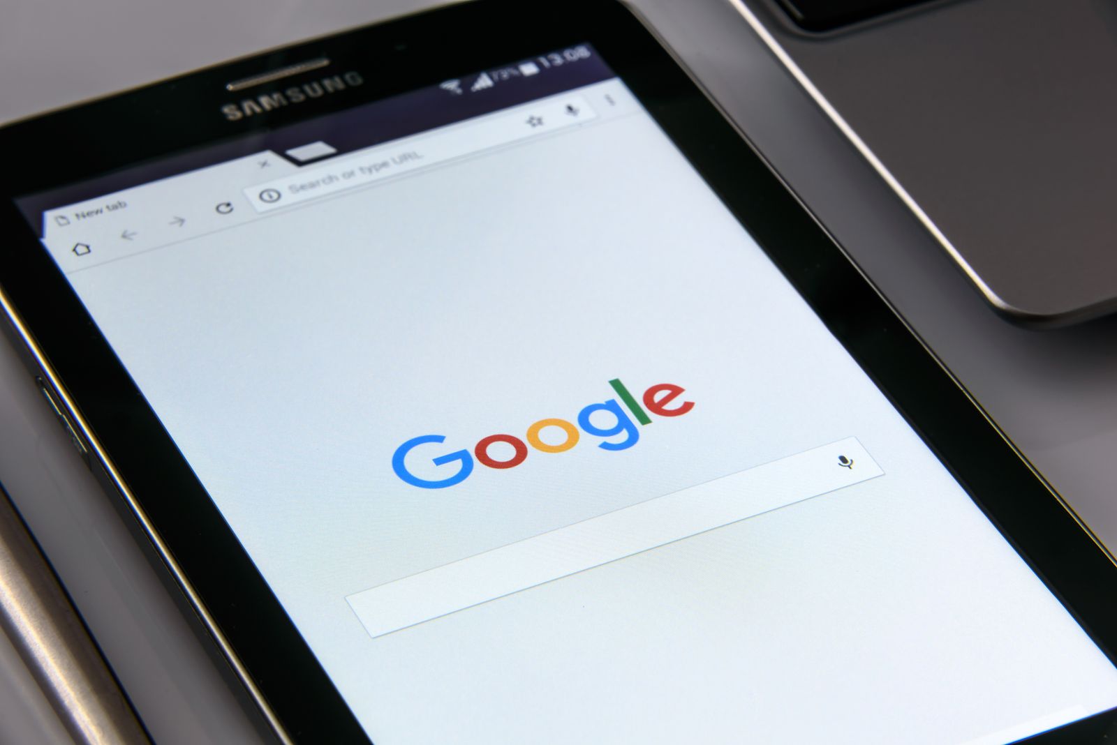 Tablette affichant la page de recherche Google, symbole de la bascule vers la recherche par IA