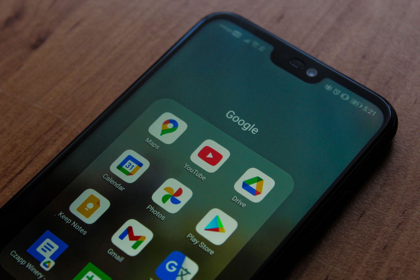 Smartphone Android affichant l'écran des applications Google, illustrant Google Discover